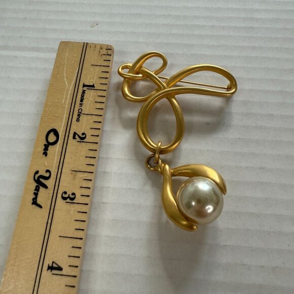 Vintage Coro Gold Tone Bow Brooch with Faux Pearl Drop – Signed Costume Jewelry - Picture 5 of 6